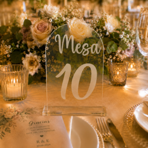 Placas forma puerta de números de mesa en metacrilato grabado