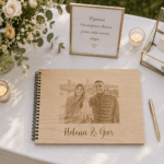 Álbum de firmas personalizado para boda sobre mesa decorada - Complementos Dalia