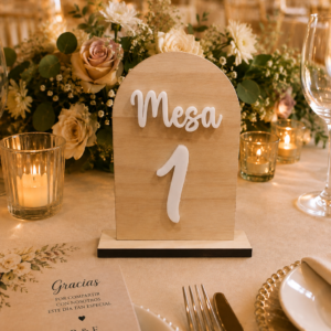Placa forma puerta de números de mesa en madera de maple