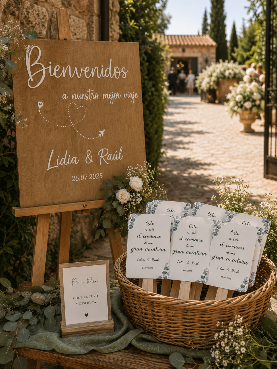 Cartel de madera personalizado da la bienvenida a los invitados junto a una mesa con un Pai Pai para cada invitado