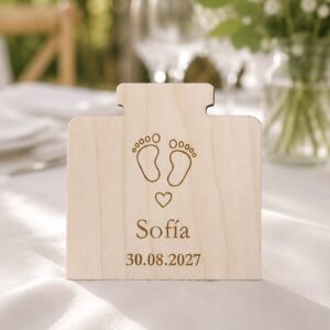 Charm de madera con los pies del bebe recien nacido y la fecha personalizada